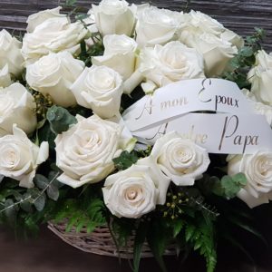 Panier de roses blanches